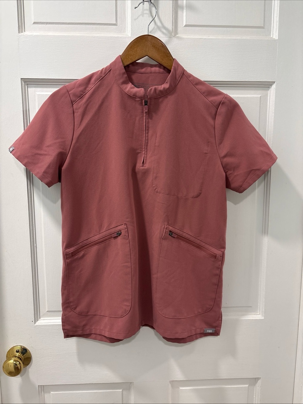 Figs Women’s Limited Edition Nata Zip Henley Size XS Mauve Scrub Top NWOT